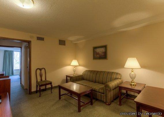 Econo Lodge Inn & Suites Ламбертон Номер фото