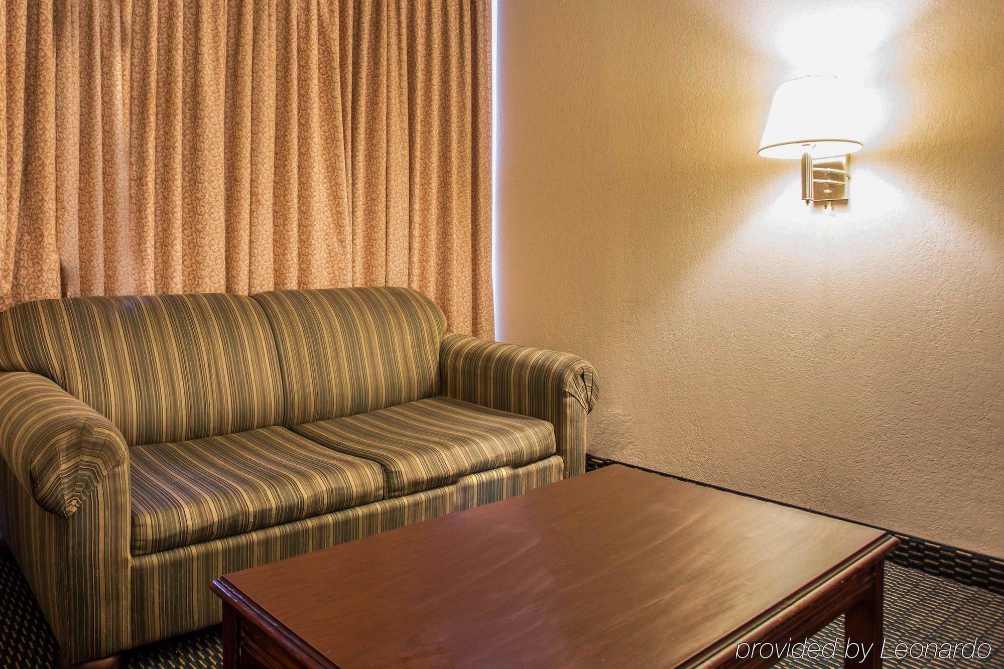Econo Lodge Inn & Suites Ламбертон Экстерьер фото