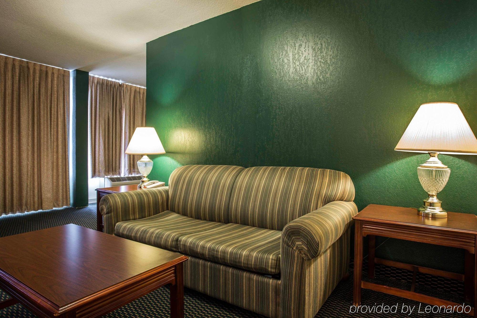 Econo Lodge Inn & Suites Ламбертон Экстерьер фото
